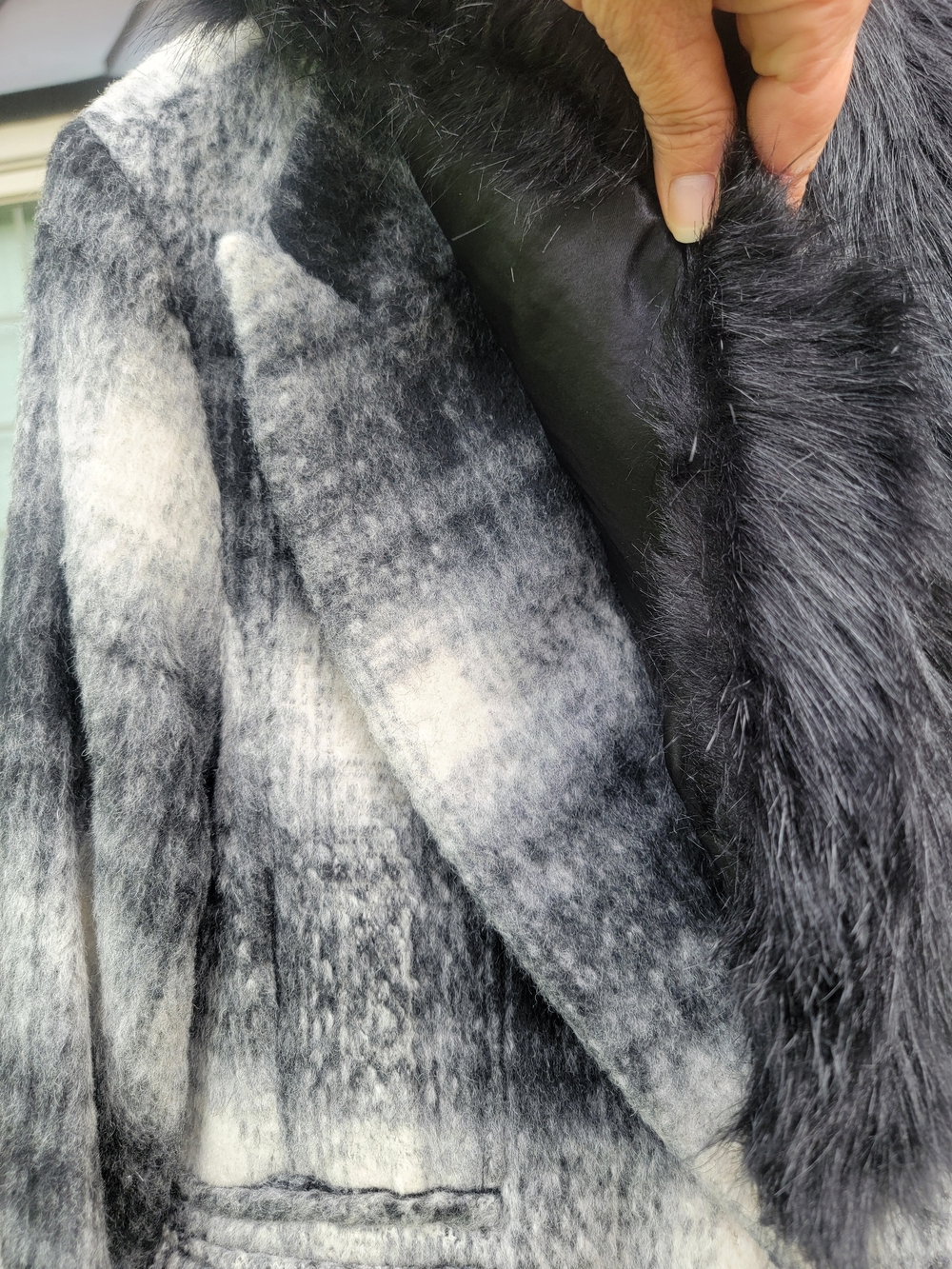Laundry By Shelli Segal Black & White Plaid Coat with Faux Fur Collar - Picture 9 of 16